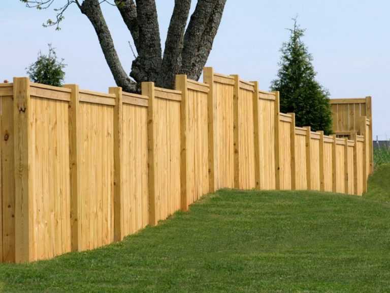 Деревянный забор из необрезной доски своими руками: преимущества и недостатки