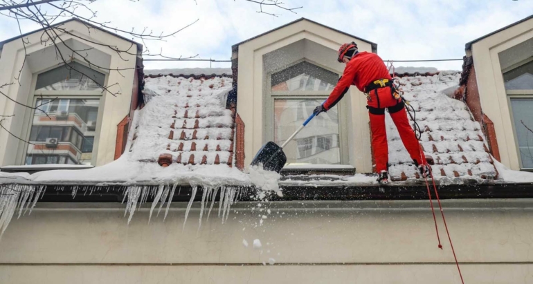 Очистка снега и наледи с крыш